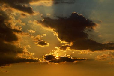 Dramatik gökyüzü günbatımı ve gündoğumu. Pembe gökyüzü günbatımı