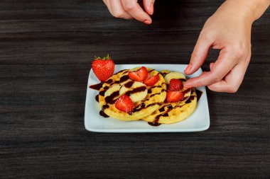 Kayrak bir plaka üzerinde kırmızı çıtır gofret