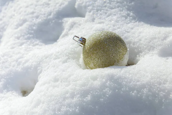 白色圣诞球在银色背景圣诞球在雪 — 图库照片