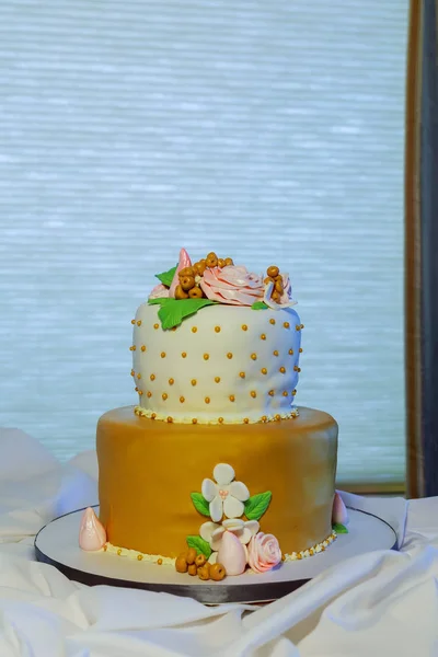 Bolo de casamento elegante com flores e suculentas — Fotografia de Stock