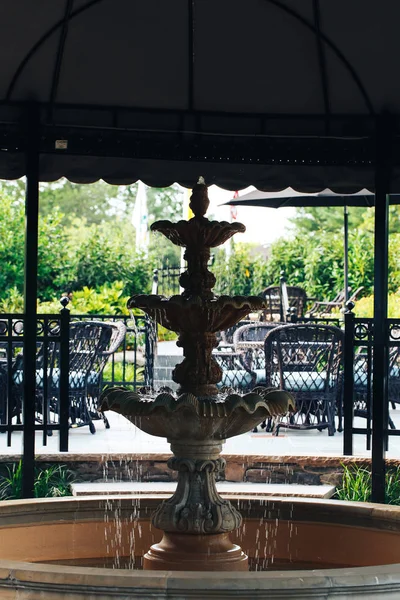 Su çeşme çeşme su bahçe küçük çeşme ile düşer.