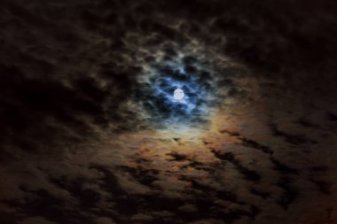 Gece bulutlu gökyüzü bulutlu bir gecede dolunay ile