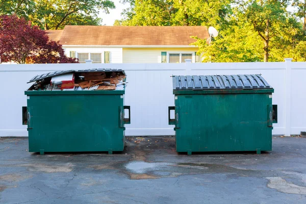 Dumpsters Jest Pełny Kontenera Śmieci Przepływające — Zdjęcie stockowe
