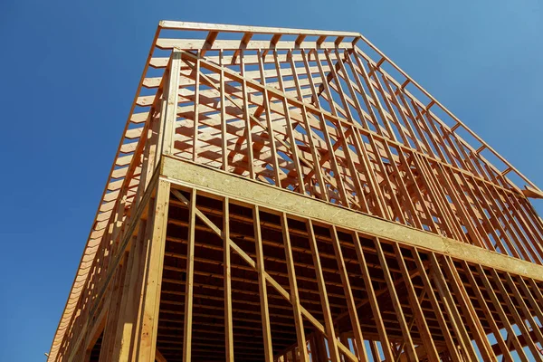 Une maison unifamiliale en construction. La maison a été encadrée et recouverte de contreplaqué . — Photo