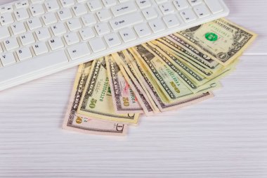 Tüccar yer çalışma. Nakit notlar, klavye ve mali çizelgeleri kapalı tablo