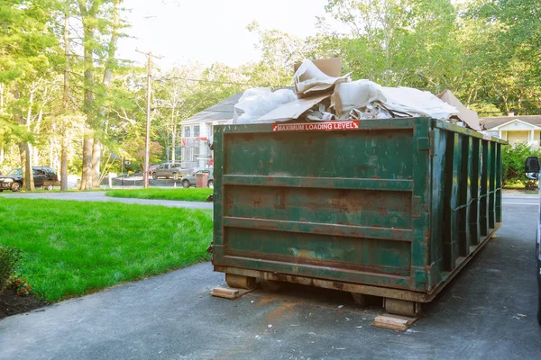 Dumpsters being full with garbage — Stock Photo, Image