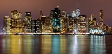Manhattan gece New York'un manhattan binalar siluetinin gece akşam