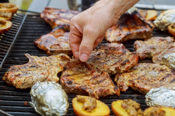 Ассорти вкусное мясо на гриле с овощами на углях барбекю — стоковое фото