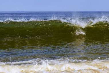 Büyük dalgalar north shore oahu adasında hawaii büyük bir zaman sırasında sörf sörfçü için break.