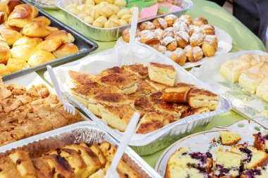 Lezzetli tatlılar ve pastalar büfe masa üzerinde