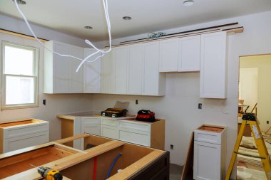 Mutfak montajı. dolap çekmece.