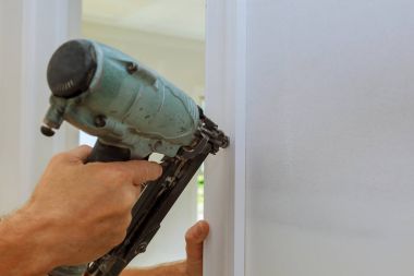 Marangoz brad çivi tabancası silmelerle için kapı kapı kullanarak,