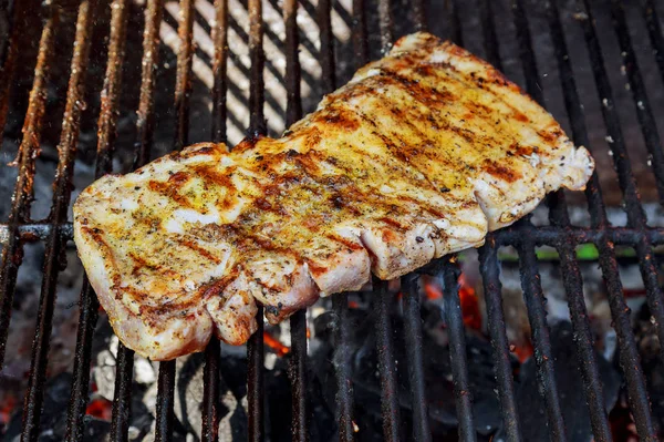 Chef asando un filete de ternera en la barbacoa de llama abierta . —  Fotos de Stock