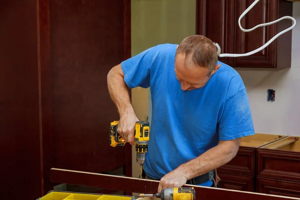 Techniker Mann Installiert Küchenschränke Installation Von Küchenschränken — Stockfoto