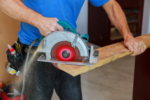 Ahşap masa, solf odak testere için daire testere yakın kadar elektrik kullanan adam gördüm.