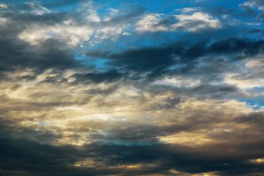 Ateşli turuncu günbatımı gökyüzü. Güzel gökyüzü. gökyüzü günbatımı