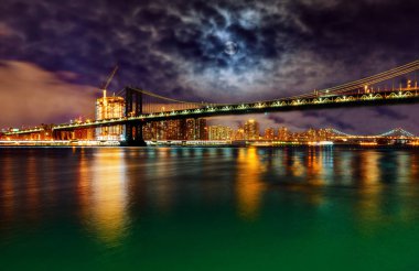 Manhattan ve Brooklyn ilçeler arasında Doğu Nehri Doğu Nehri Brooklyn ve Manhattan Manhattan arasında yayılan Williamsburg Köprüsü geceleri ve Williamsburg köprü span.