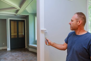 Asıl ahşap kalıp el bir boya ile boyar.