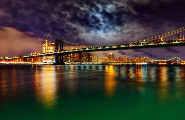 Williamsburg Bridge Bij Nacht Verspreid East River Tussen Brooklyn Manhattan — Stockfoto