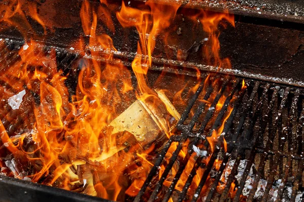ビンテージ燃える紙火紙切れ火災火傷で燃える紙の火災 — ストック写真