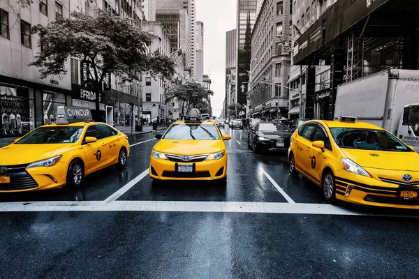 New York City USA 01 augusr 2017: Yellow cabs on Park Avenue in front of Grand Central Terminal, New York — Stock Photo, Image