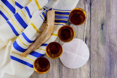 Shofar boynuz üzerinde beyaz dua talit. metin için yer. Rosh hashanah Yahudi tatil kavramı. geleneksel tatil sembolü.