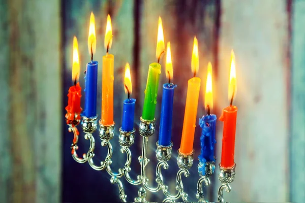 Brillantemente brillante Hanukkah Menorah - Profundidad superficial de campo —  Fotos de Stock