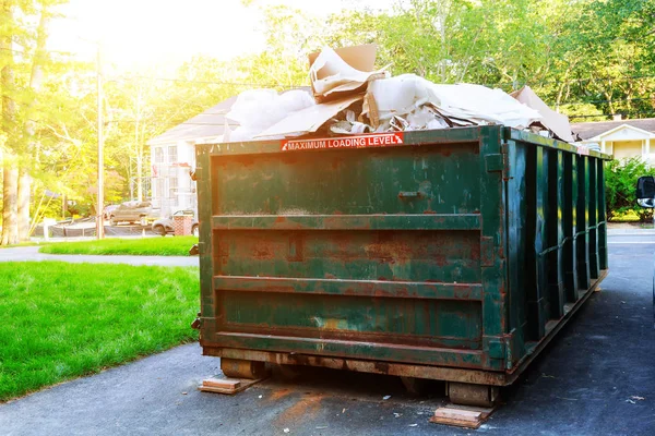 Σκουπιδοτενεκέδες Είναι Γεμάτοι Σκουπίδια Μια Πόλη Κάδοι Είναι Γεμάτοι Σκουπίδια — Φωτογραφία Αρχείου
