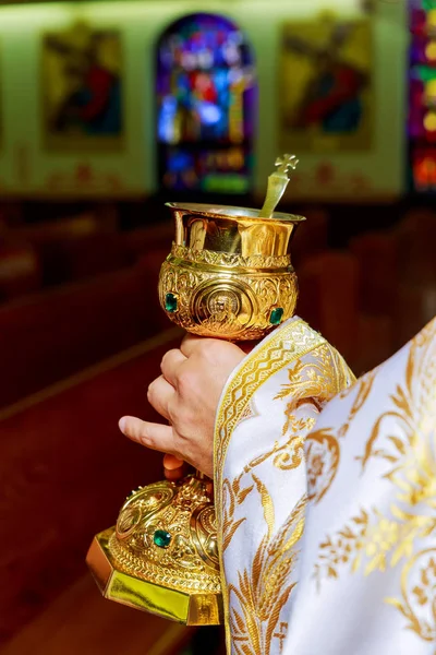 Sacerdote Católico Con Cáliz Taza Durante Ceremonia Consagración Iglesia Misa —  Fotos de Stock