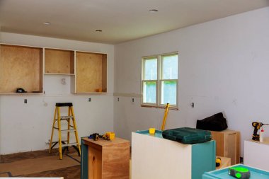 Yeni indüksiyon Ocak modern mutfak mutfak dolap kurulum yükleme.