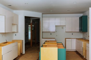 mutfak dolabı montajı. Kör köşe dolabı, ada çekmeceleri ve tezgah dolapları yüklü