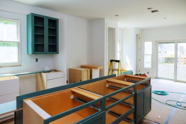 Temel yükleme çeşitli aşamalarında Island merkezi mutfak dolapları montajı için özel mutfak dolapları