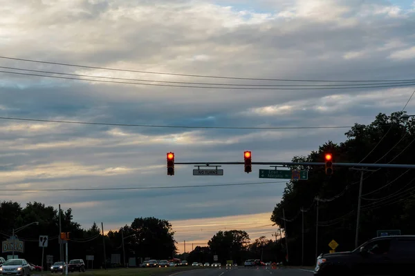 Voitures Sur Route Coucher Soleil Soir Dans Ville Animée Vue — Photo