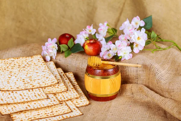 Rosh hashanah jewesh yeni yıl tatil kavramı - nar, bal ve glitter arka plan üzerinde elma. — Stok fotoğraf