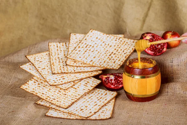 Rosh hashanah jewesh yeni yıl tatil kavramı - nar, bal ve glitter arka plan üzerinde elma.