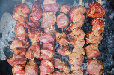Barbeküde ızgara yapılan et şişleri yakın plan.