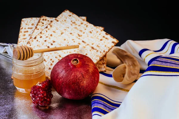 Honing granaatappel voor traditionele vakantie symbolen Rosj Hasjana jewesh vakantie — Stockfoto
