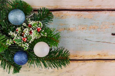 Kaydırılan Noel hediyelerini sınır, ağaç dalları, kırmızı çilek ahşap arka plan üzerinde kürk. Seçici odak. Metin için yer. Çizilmiş kar.