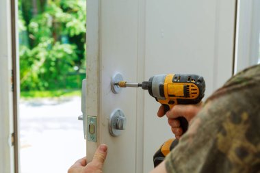 Yükleme iç kapı kolları kilitli, yakın çekim woodworker eller kilit yükleyin.