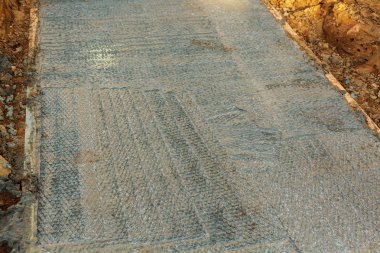 Oluşmuş ve beton kaldırım döktü