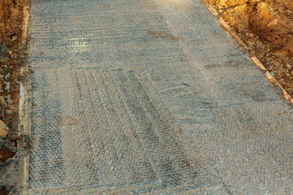 Oluşmuş ve beton kaldırım döktü