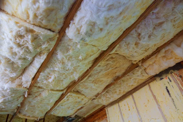 Close-up of strips of pink fiberglass insulation in a wall — Stock Photo, Image