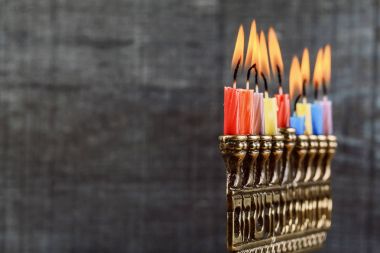 Parlak parlayan Hanukkah Menorah - sığ derinlik-in tarla