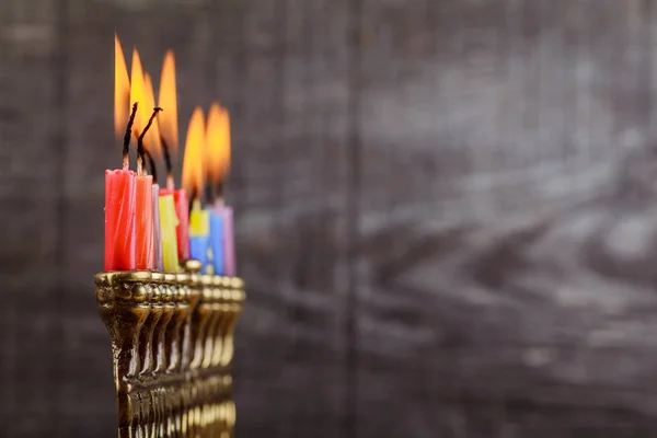 Symboles juifs de hannukah de vacances - menorah, beignets, chockolate pièces et dreidels en bois . — Photo