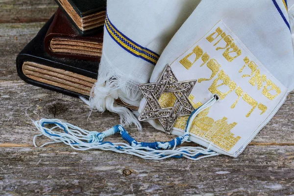 Gebetsschal - tallit, jüdisches religiöses Symbol. Selektiver Fokus — Stockfoto