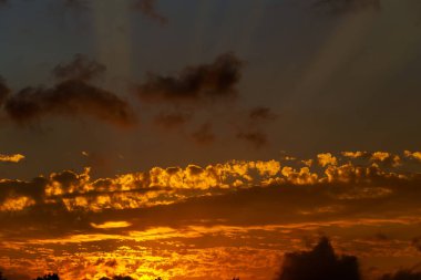 Ateşli turuncu günbatımı gökyüzü. Güzel gökyüzü.