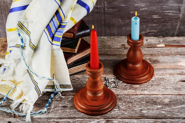 Mesa de víspera de Shabat con velas cubiertas — Foto de Stock