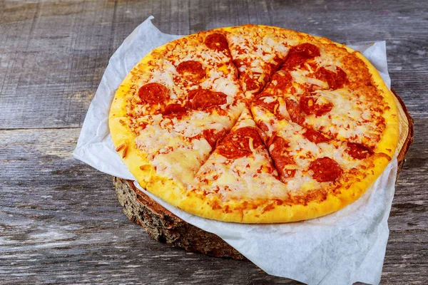 Fırında lezzetli çıtır tortilla biberli pizza ile baharatlı İtalyan sosisi, peynir erimiş