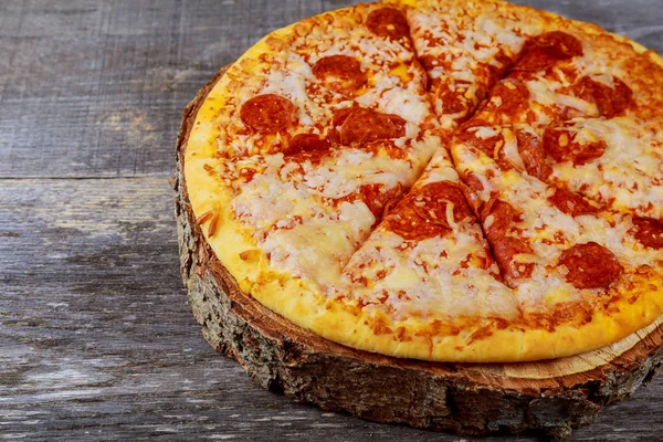 Pepperoni pizza - frische hausgemachte Pizza mit Peperoni, Käse und Tomatensauce auf rustikalem — Stockfoto