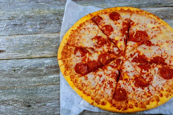 Délicieuse pizza servie sur table en bois — Photo